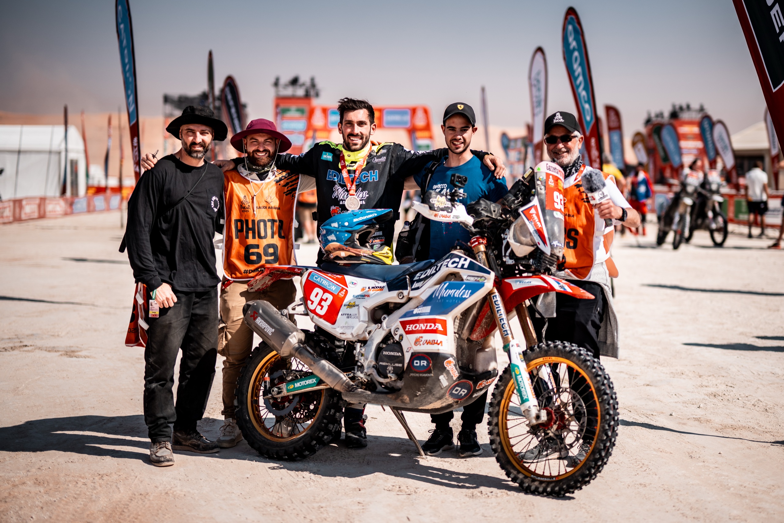 La moto 93 con los logos de los patrocinadores en el vivac del Dakar
