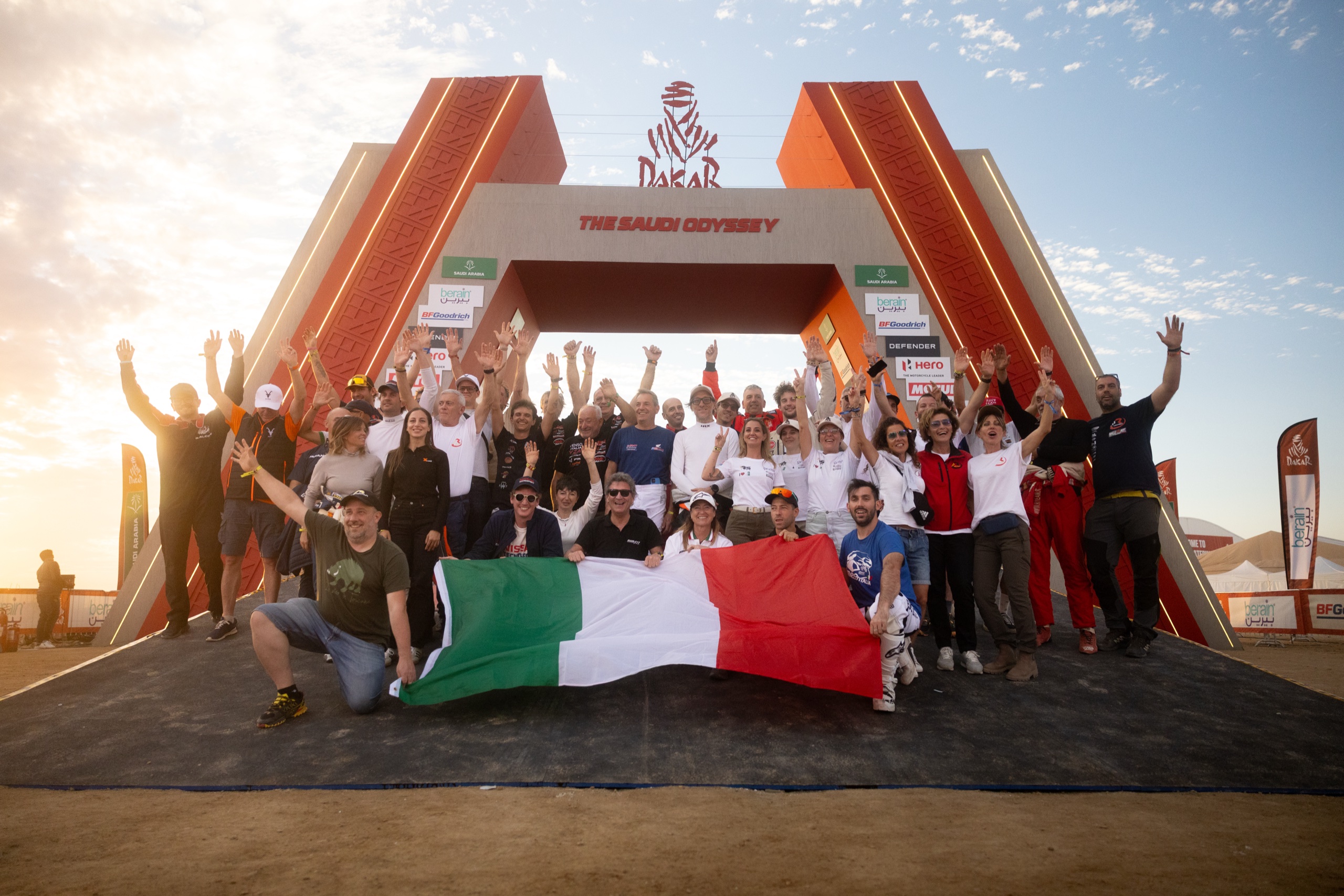 La comunidad Rally POV con banderas italianas en la llegada del Dakar 2026
